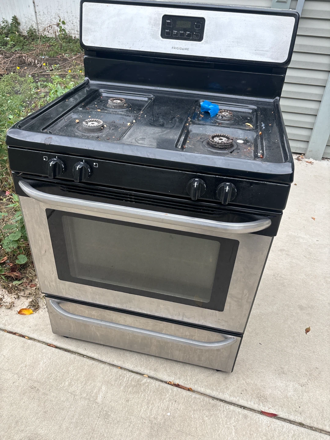 Frigidaire Used stove needs a deep cleaning