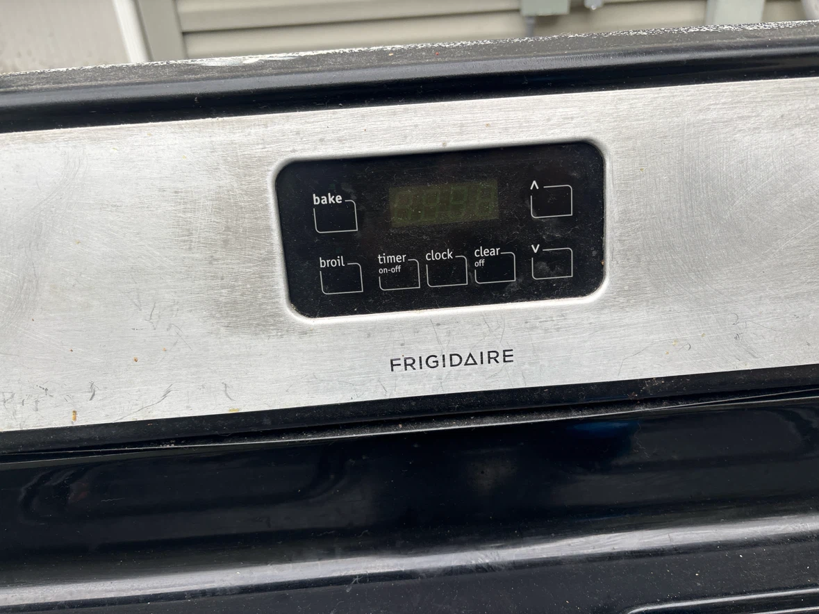 Frigidaire Used stove needs a deep cleaning - photo 2