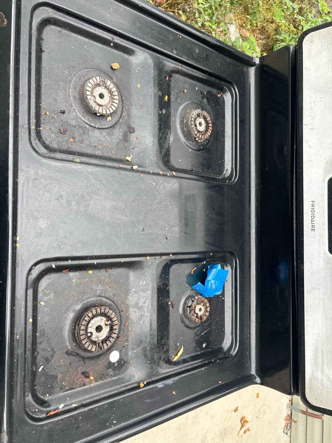 Frigidaire Used stove needs a deep cleaning - photo 3