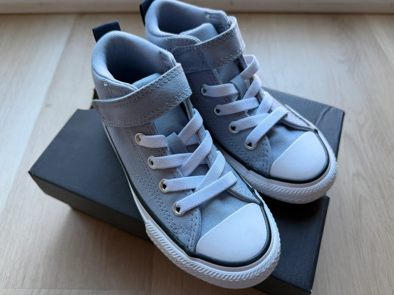 Converse CTAS Malden Street 1V Mid Shoes - Size 11 US Youth