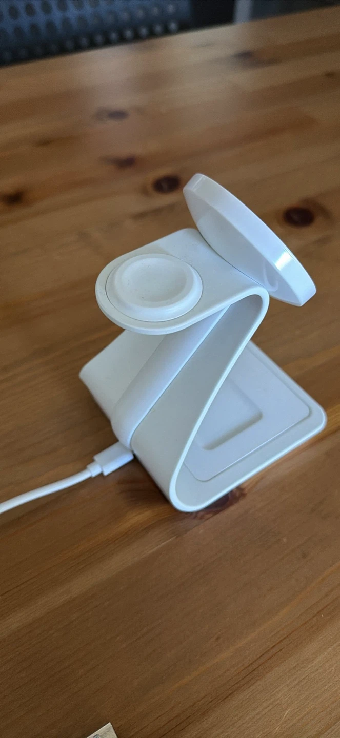 3-in-1 Magnetic Wireless Charging Station - photo 2