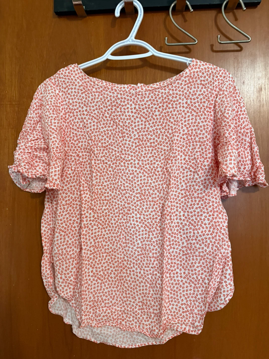 Red and white floral print short sleeve blouse