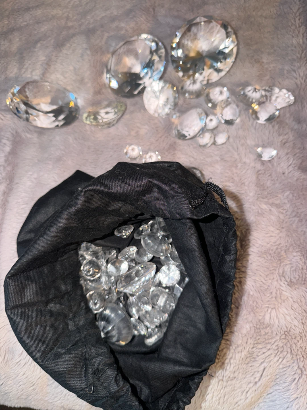 Clear decorative acrylic crystals with drawstring bag