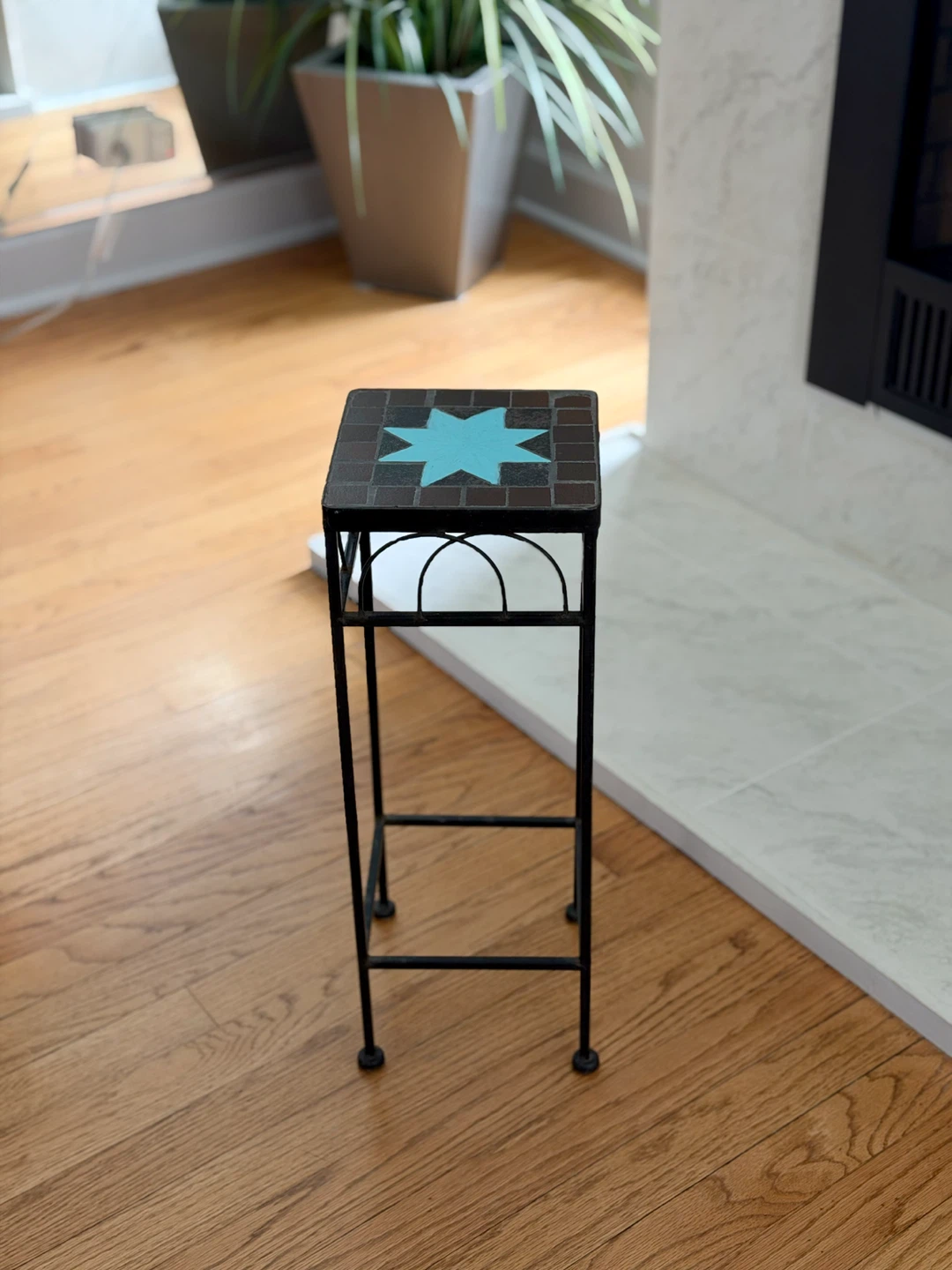 SMALL SQUARE PLANT STAND