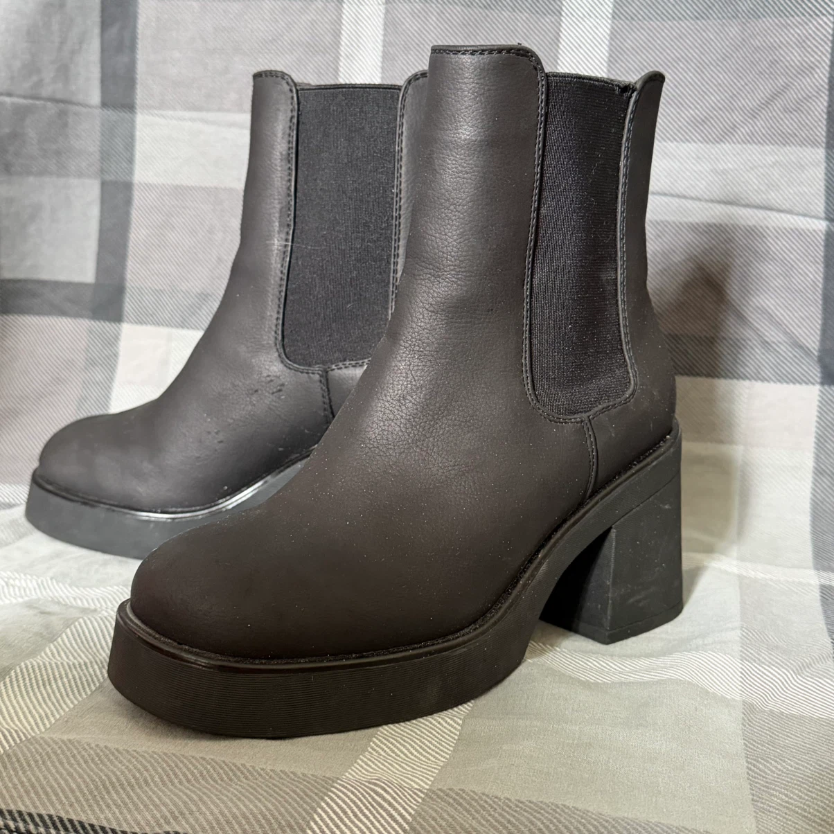 Black platform Chelsea boots