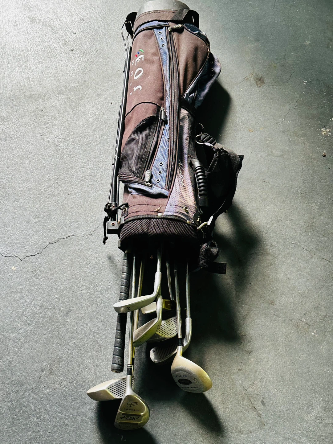 Eos Golf Bag with Assorted Clubs