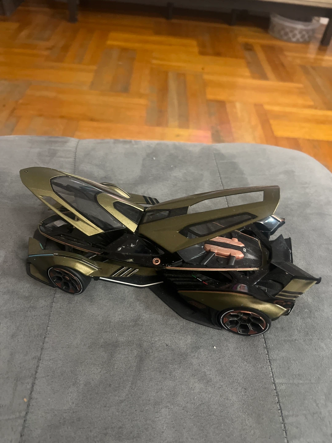 Lamborghini V12 Vision Gran Turismo Diecast Model - photo 2