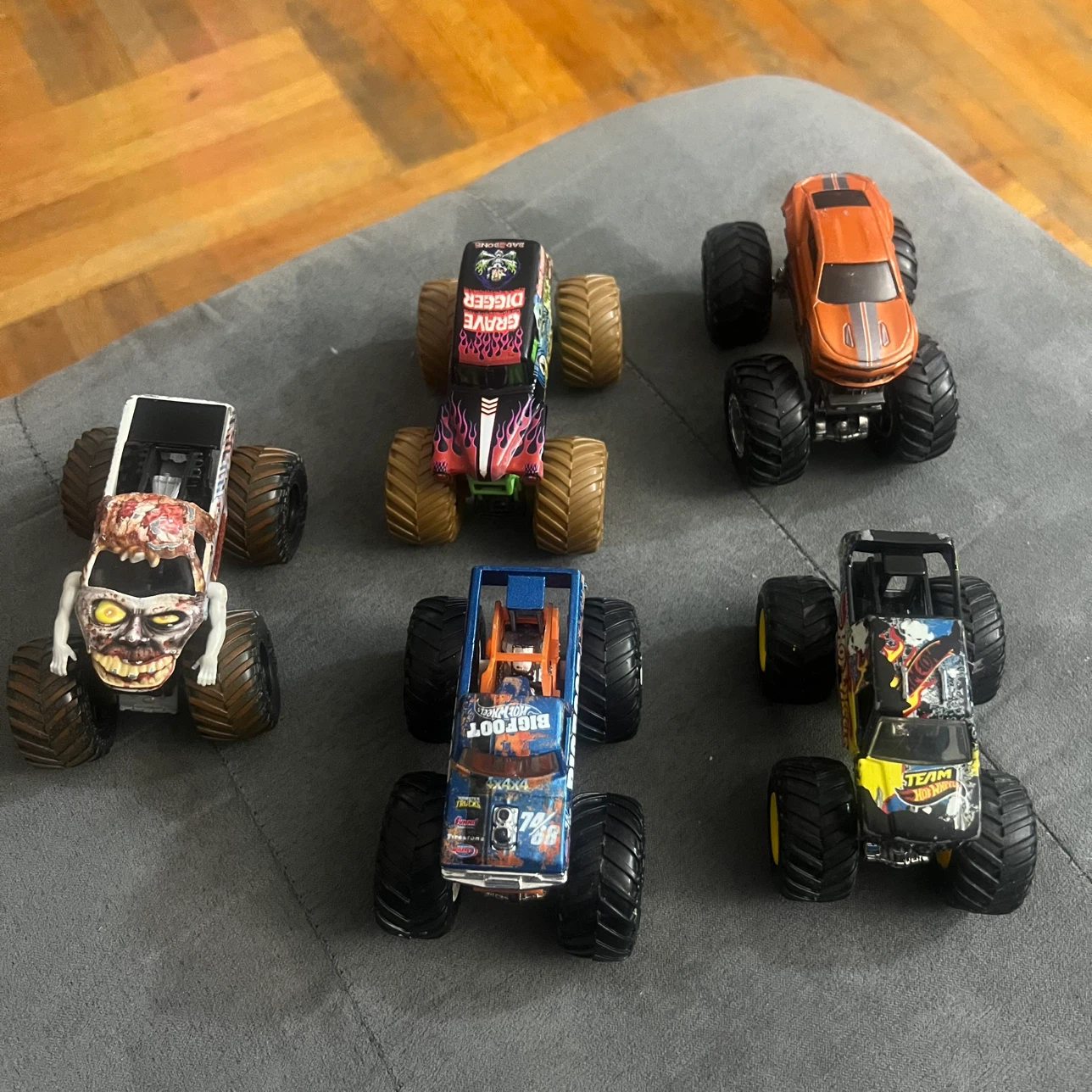 9 Hot Wheels Monster Trucks Toy Cars - photo 3