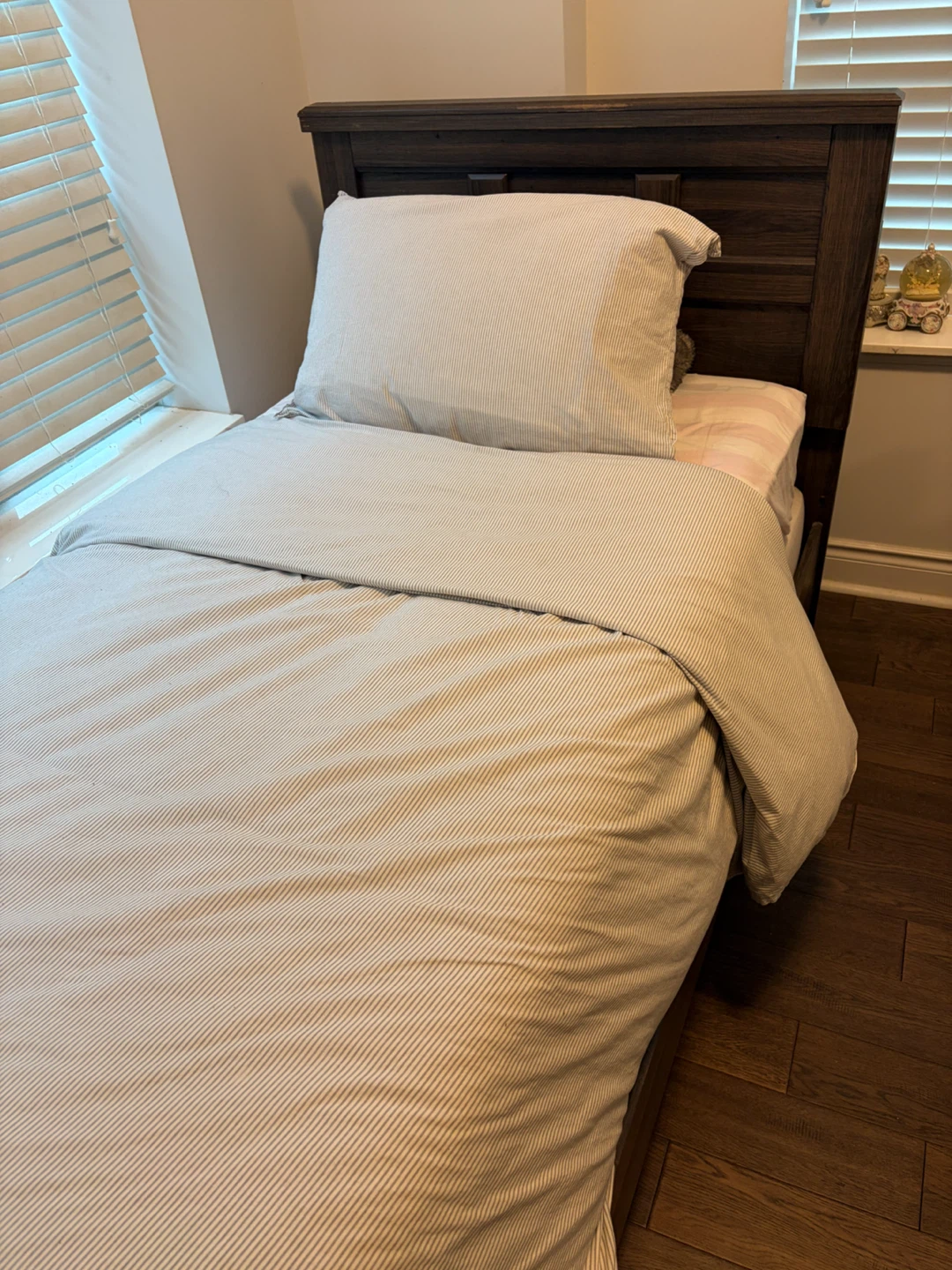 Twin bed frame with headboard (includes mattress)