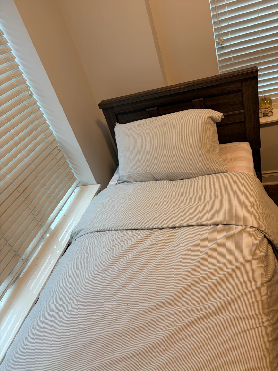 Twin bed frame with headboard (includes mattress) - photo 3