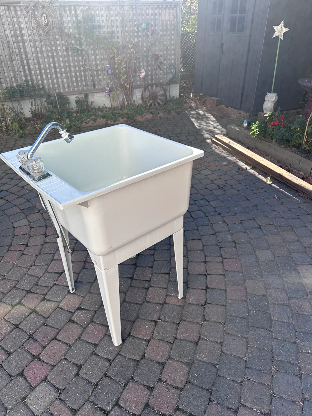 Laundry tub with faucet