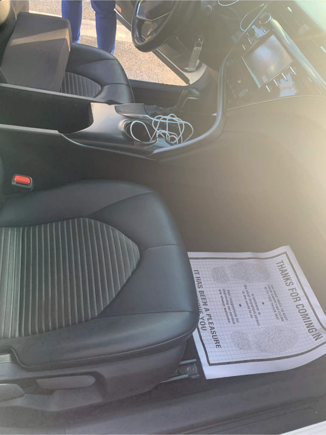 White Toyota Camry SE 2019 - photo 4