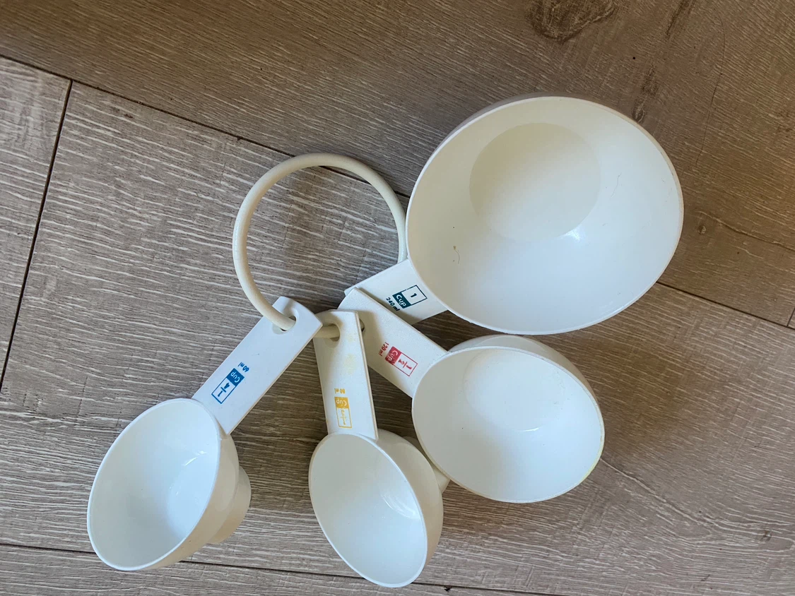 Set of 4 White Measuring Cups