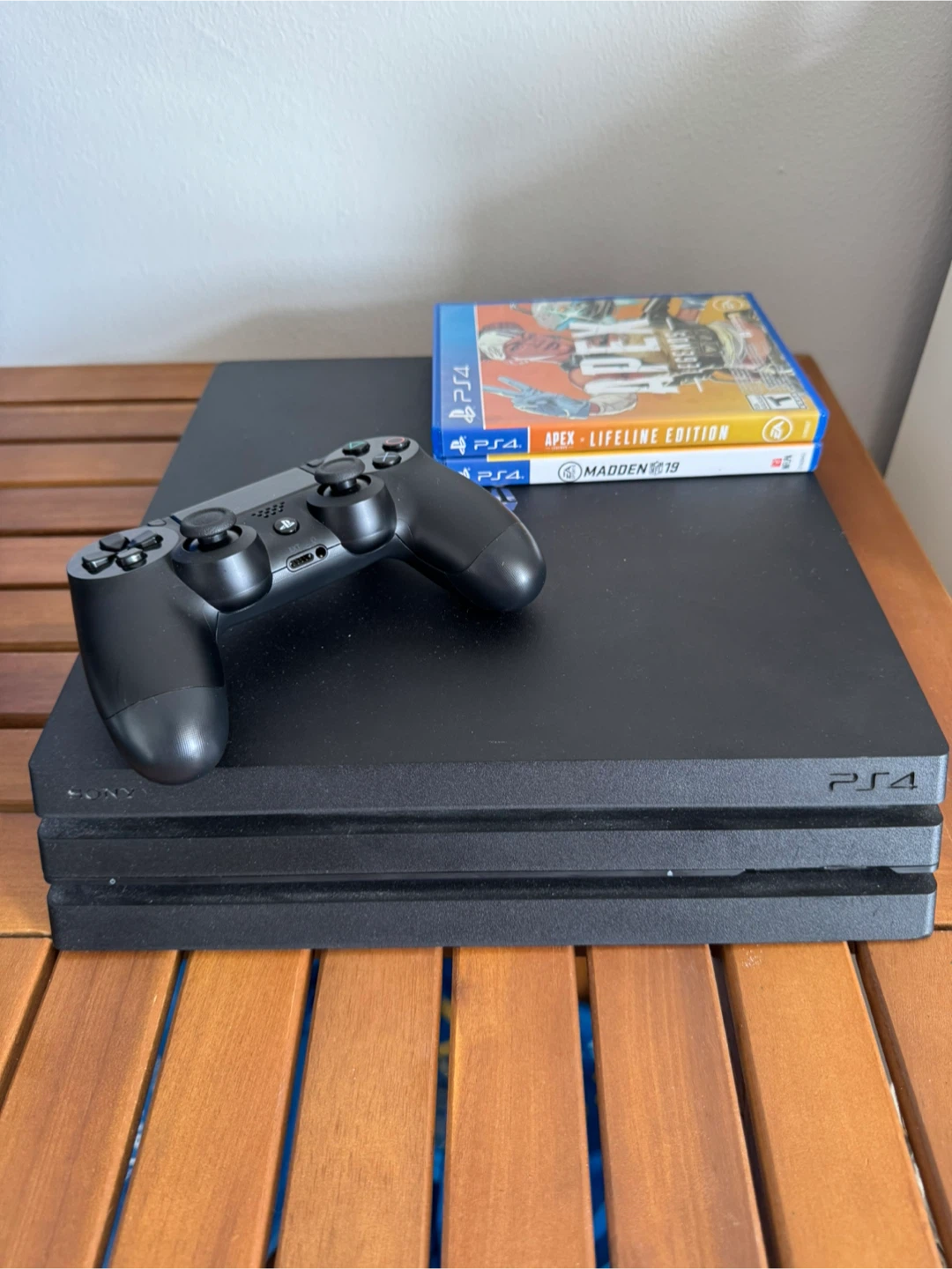 Sony PS4 Pro 1TB – Controller + 2 Games