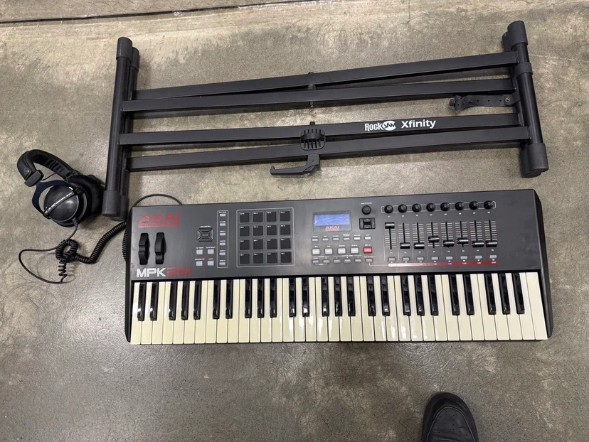Akai MPK261 Keyboard Controller with Stand - photo 2