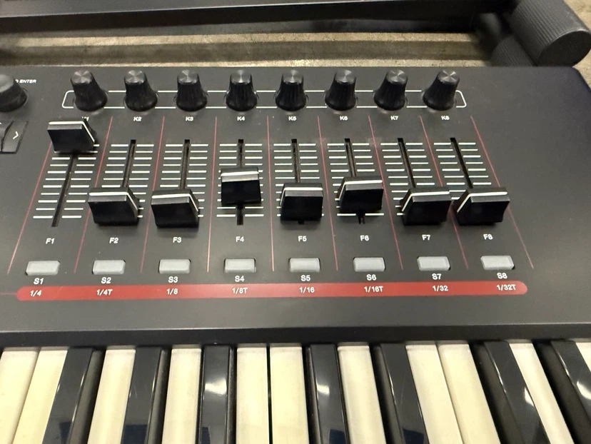 Akai MPK261 Keyboard Controller with Stand - photo 5