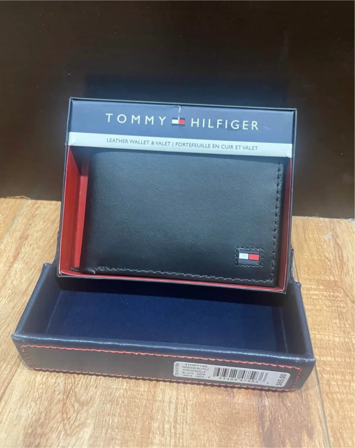 Tommy Hilfiger Leather Passcase Billfold Wallet
