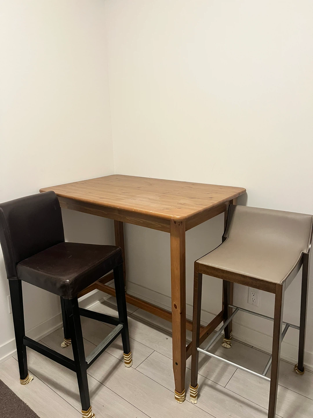 Wooden High-Top Table with bar stools - photo 2