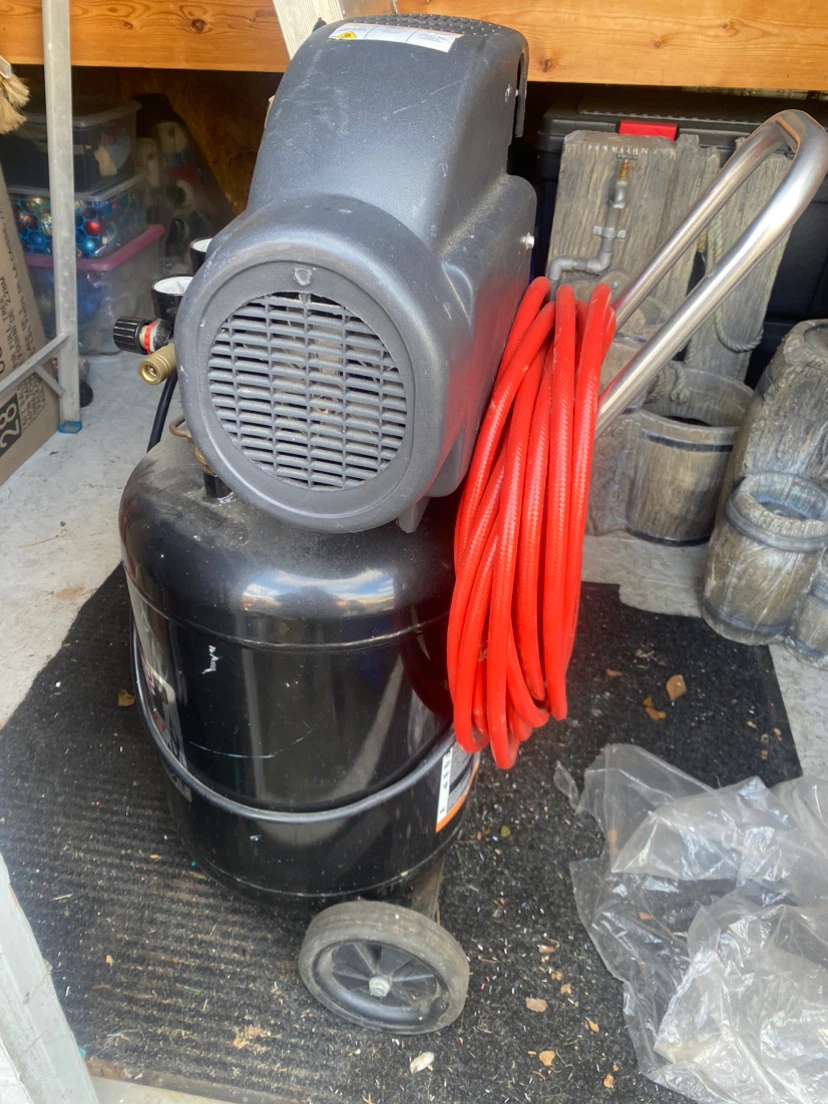 2007 Powerbuilt 12-Gallon Portable Air Compressor - photo 5