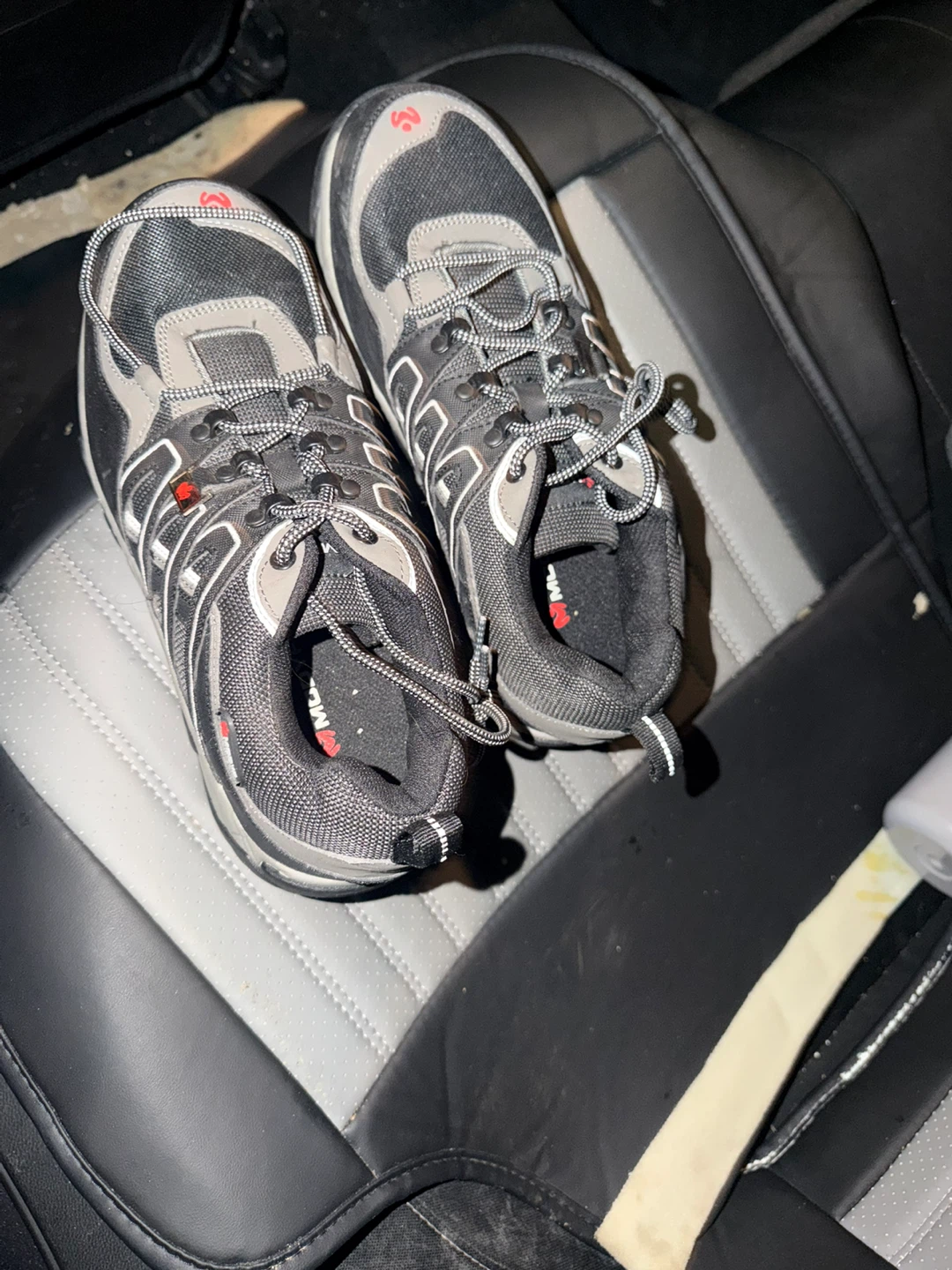 A pair of size 10 safety shoes never worn
