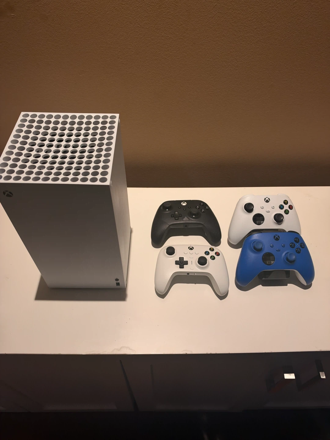Xbox Series X Digital 1TB + 4 Controllers + Charging Station