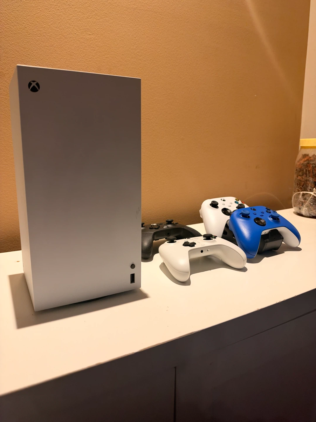 Xbox Series X Digital 1TB + 4 Controllers + Charging Station - photo 2