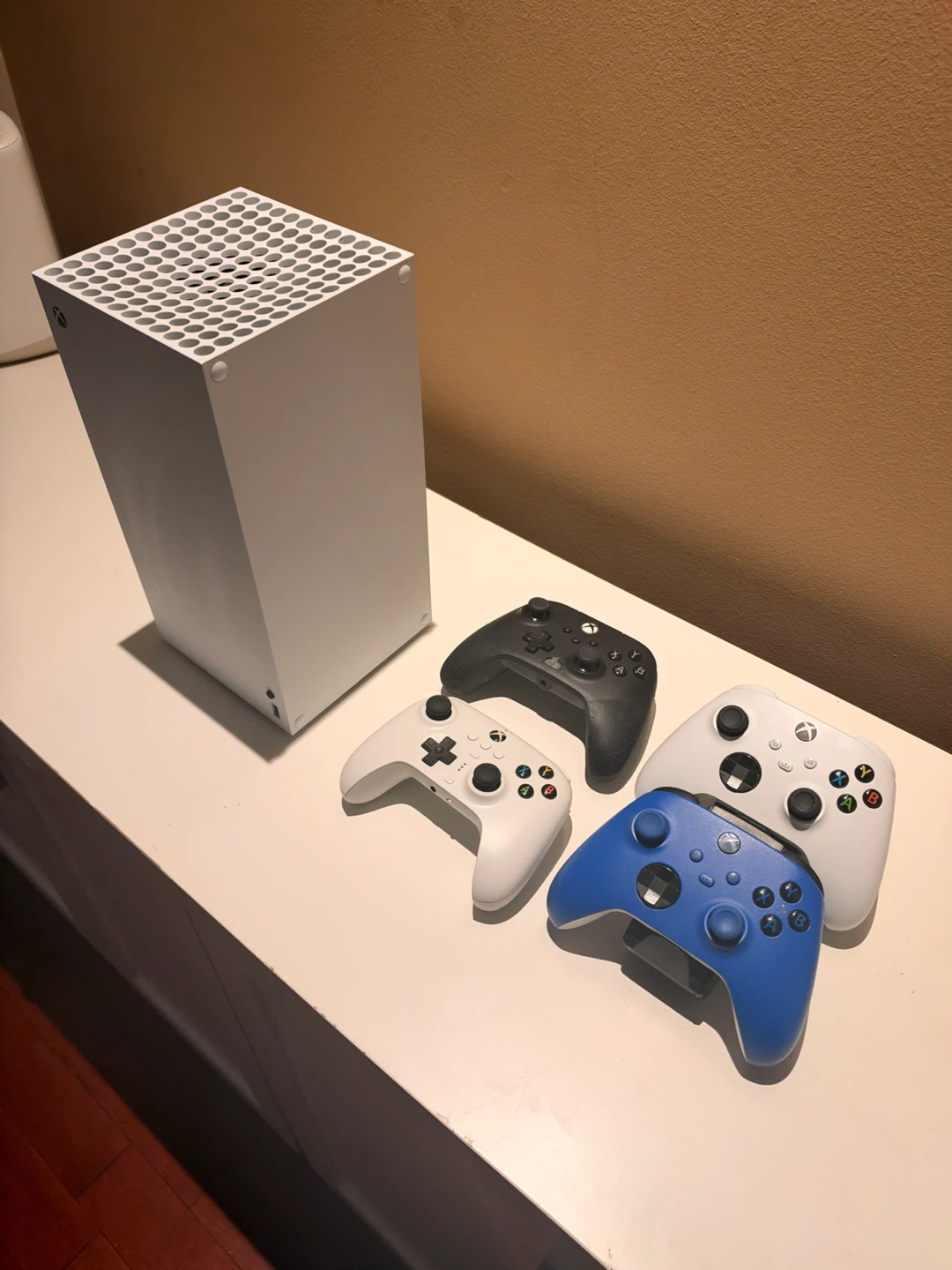 Xbox Series X Digital 1TB + 4 Controllers + Charging Station - photo 3