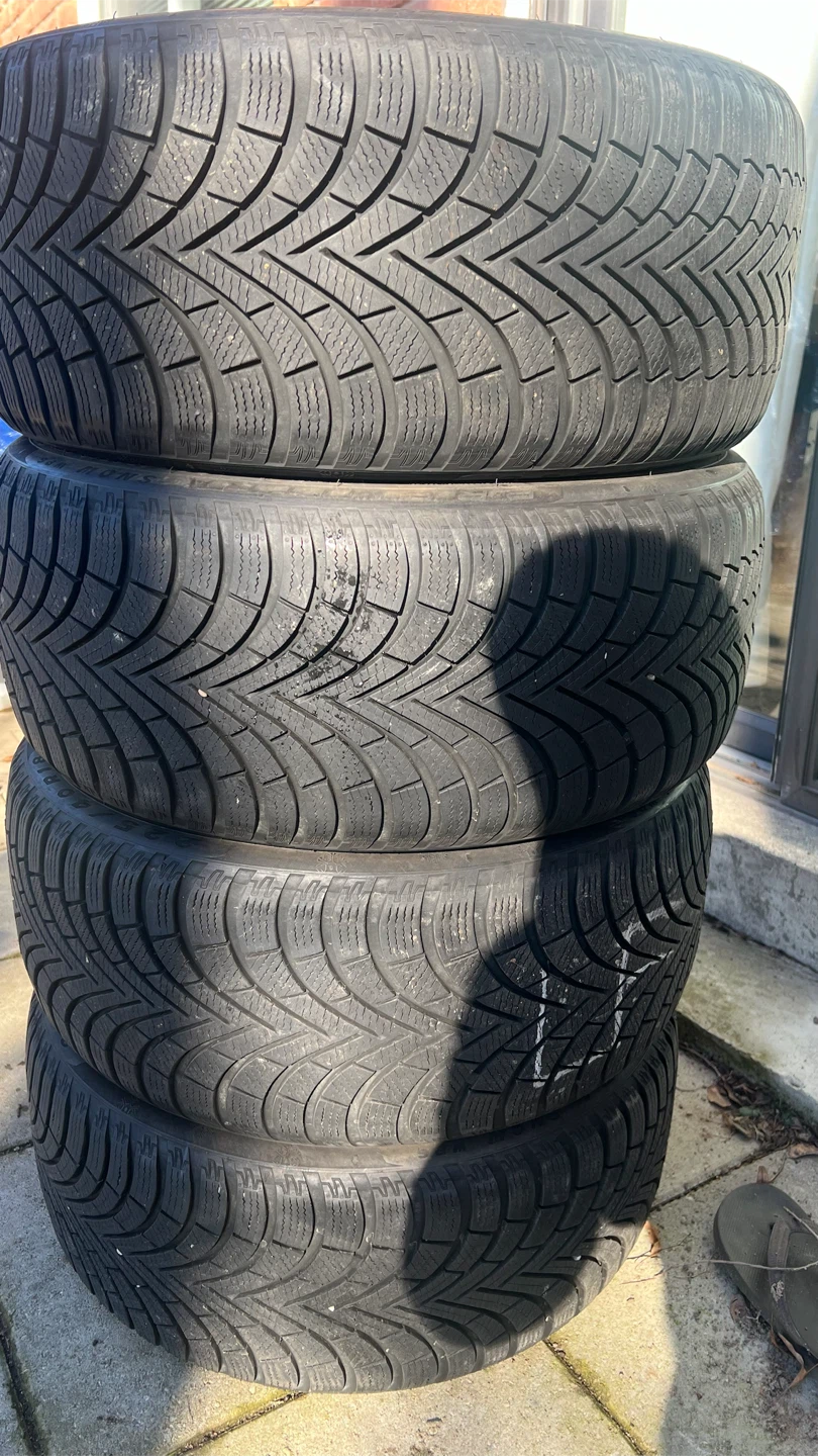 225/40R18
