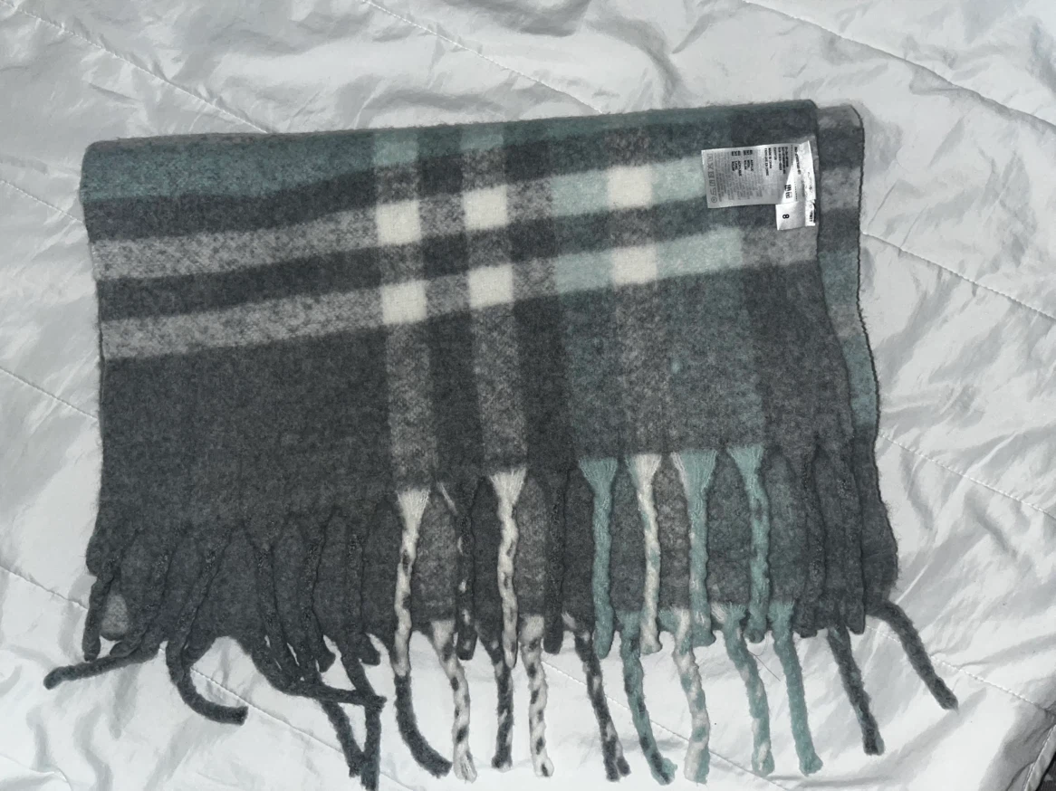 Uniqlo Plaid Winter Scarf - photo 2