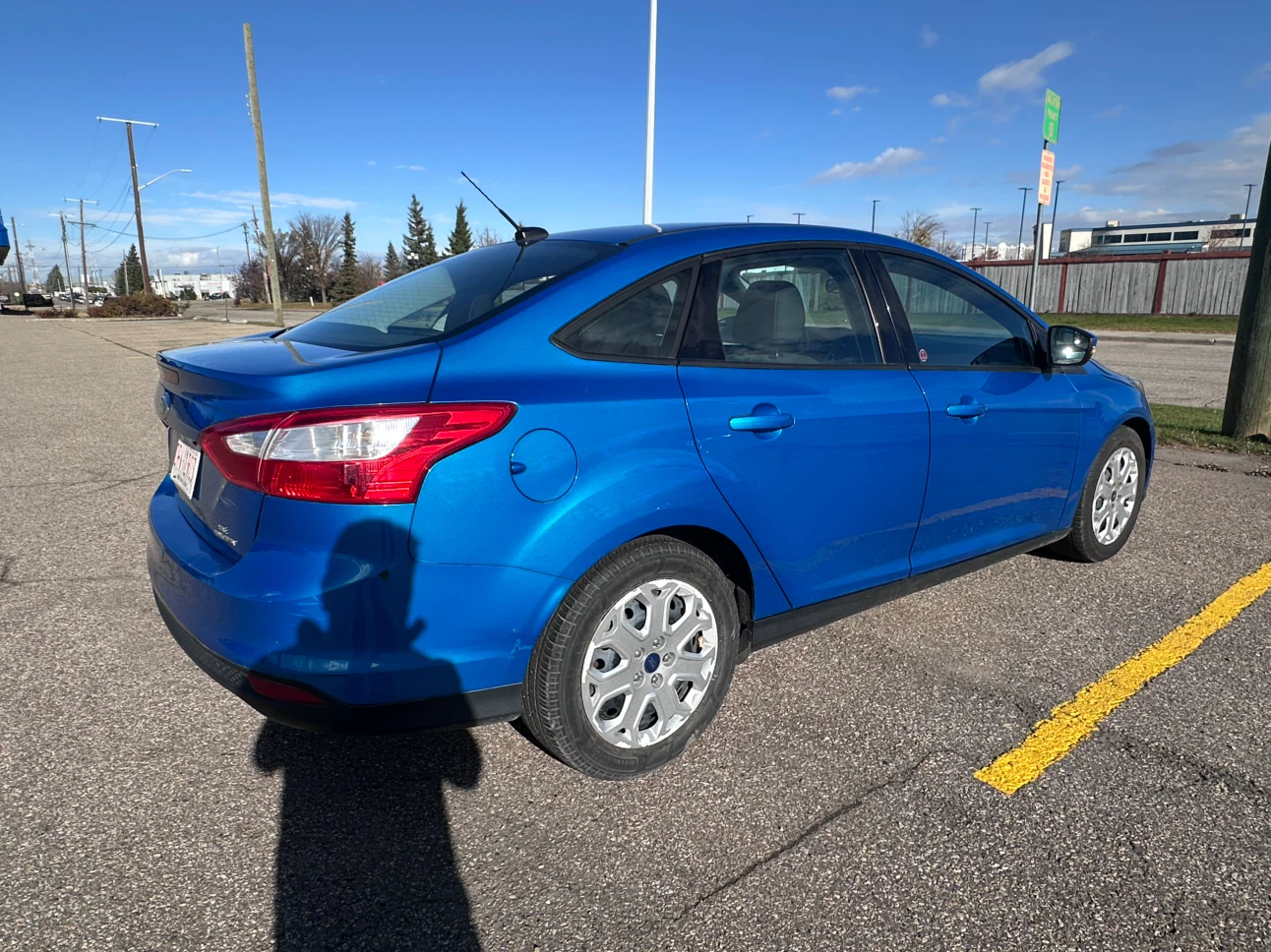 Blue Ford Focus SE Sedan - photo 2