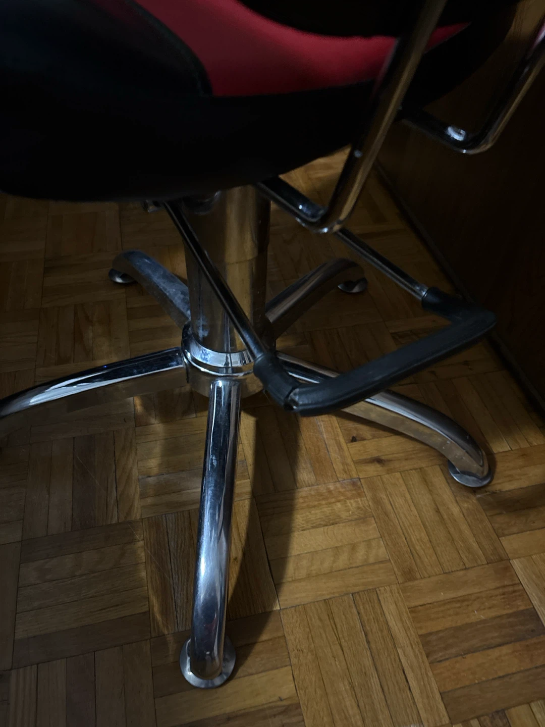 Red and black swivel chair - photo 2