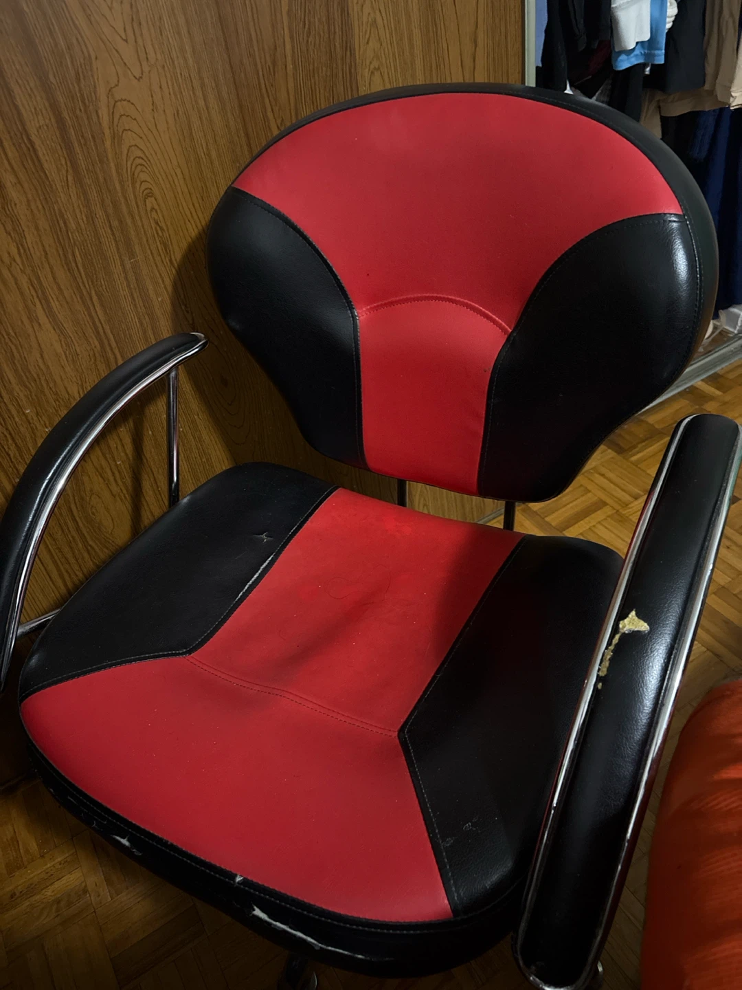 Red and black swivel chair - photo 3