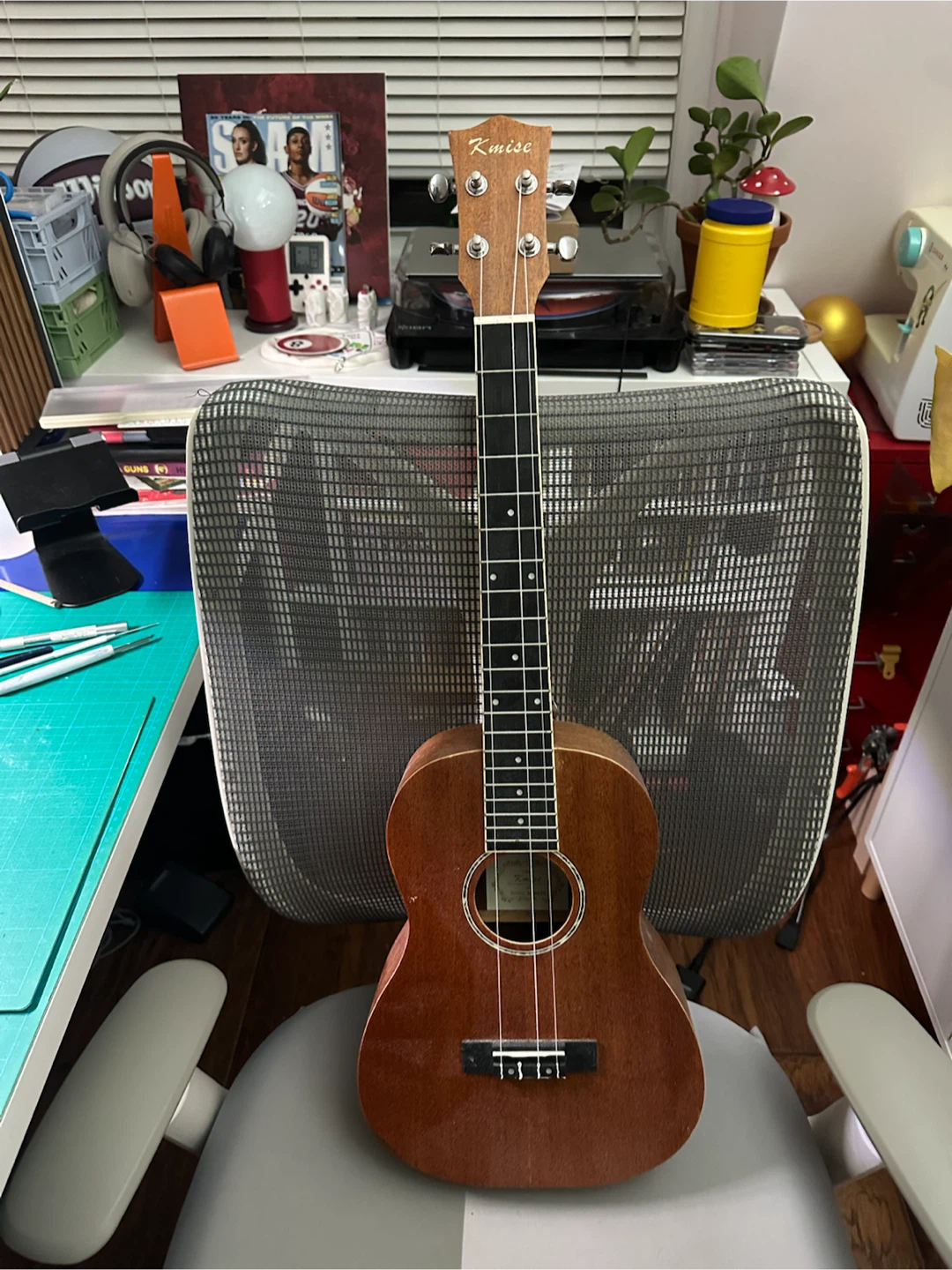 Kmise Concert Ukulele (Needs to repair one string)