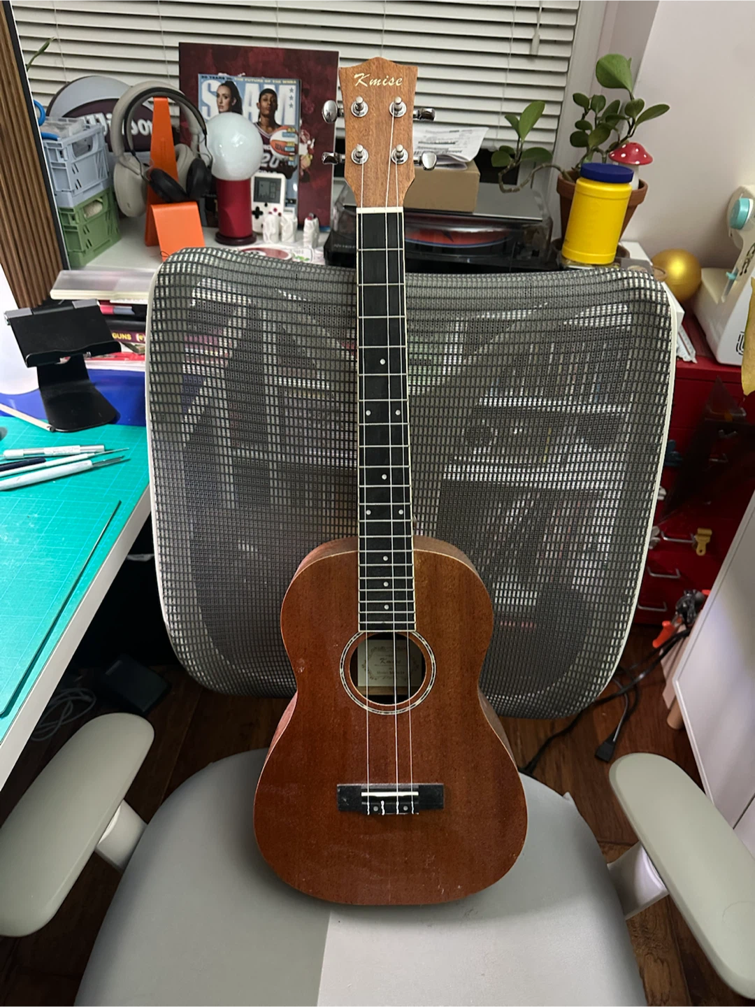 Kmise Concert Ukulele (Needs to repair one string) - photo 2