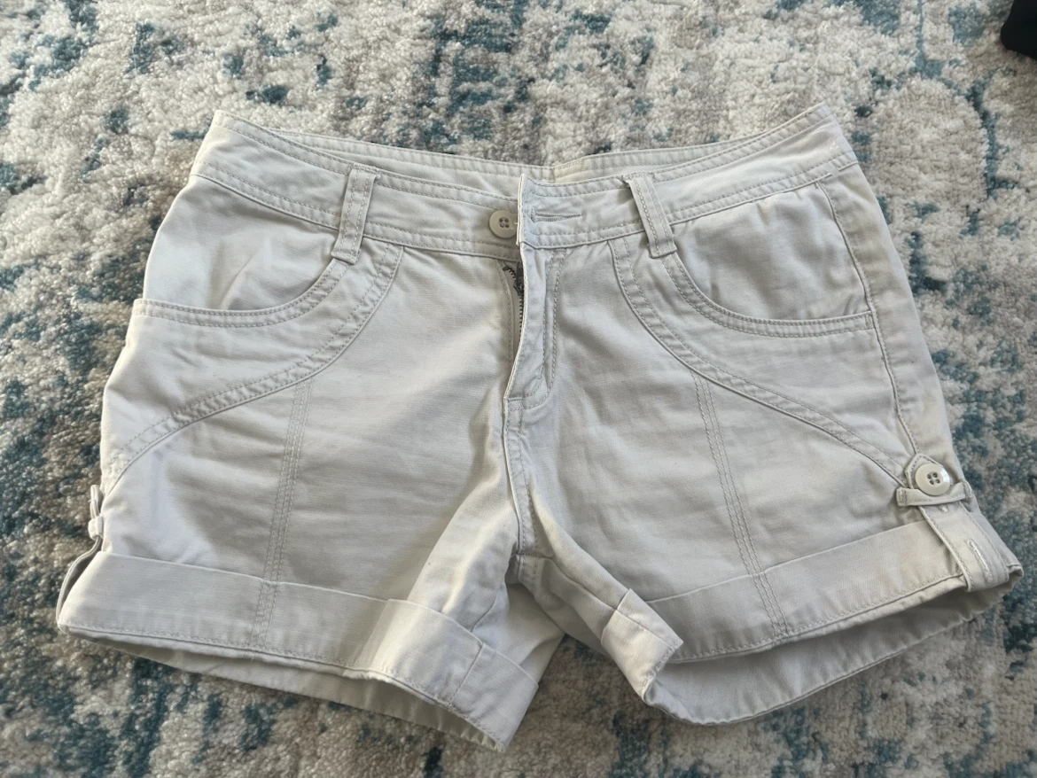 Air Pose Beige Shorts
