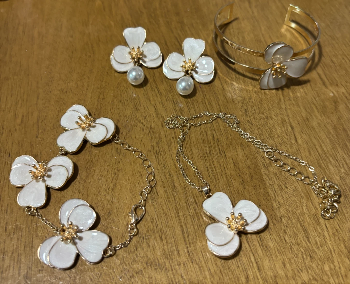 NEW-4pcs-Floral Jewelry Set w/Earrings, Bracelets , and Necklace