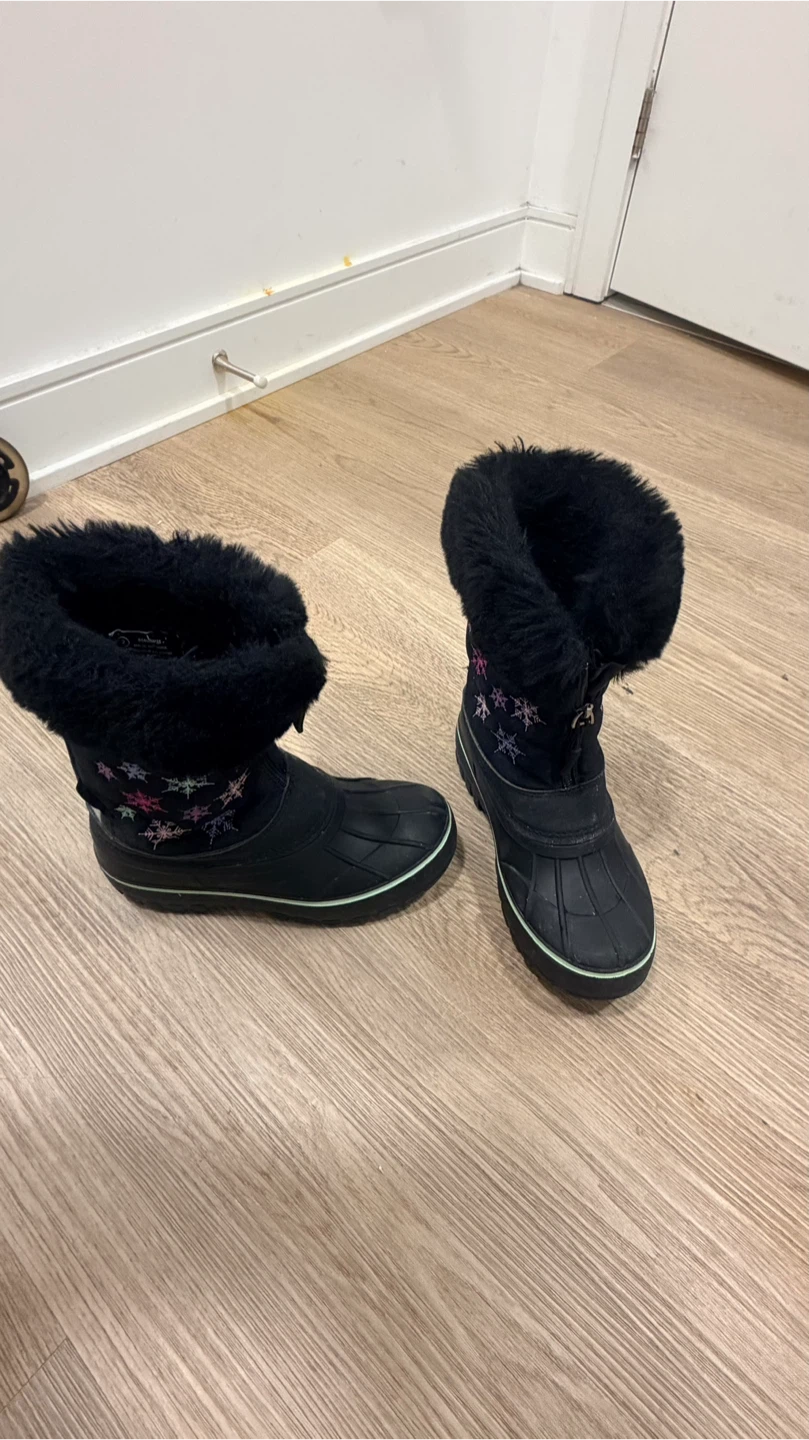 Girls Size 2 Black Snowflake Winter Boots/ Shoes
