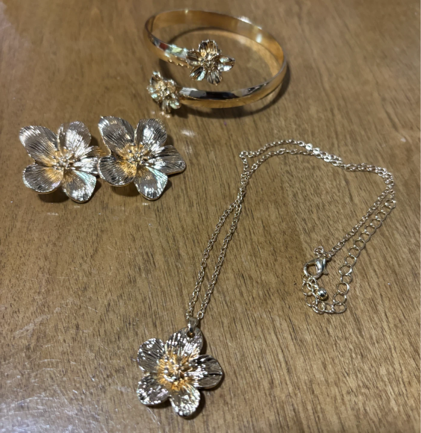 NEW-3pcs-Gold Tone Floral Jewelry Set