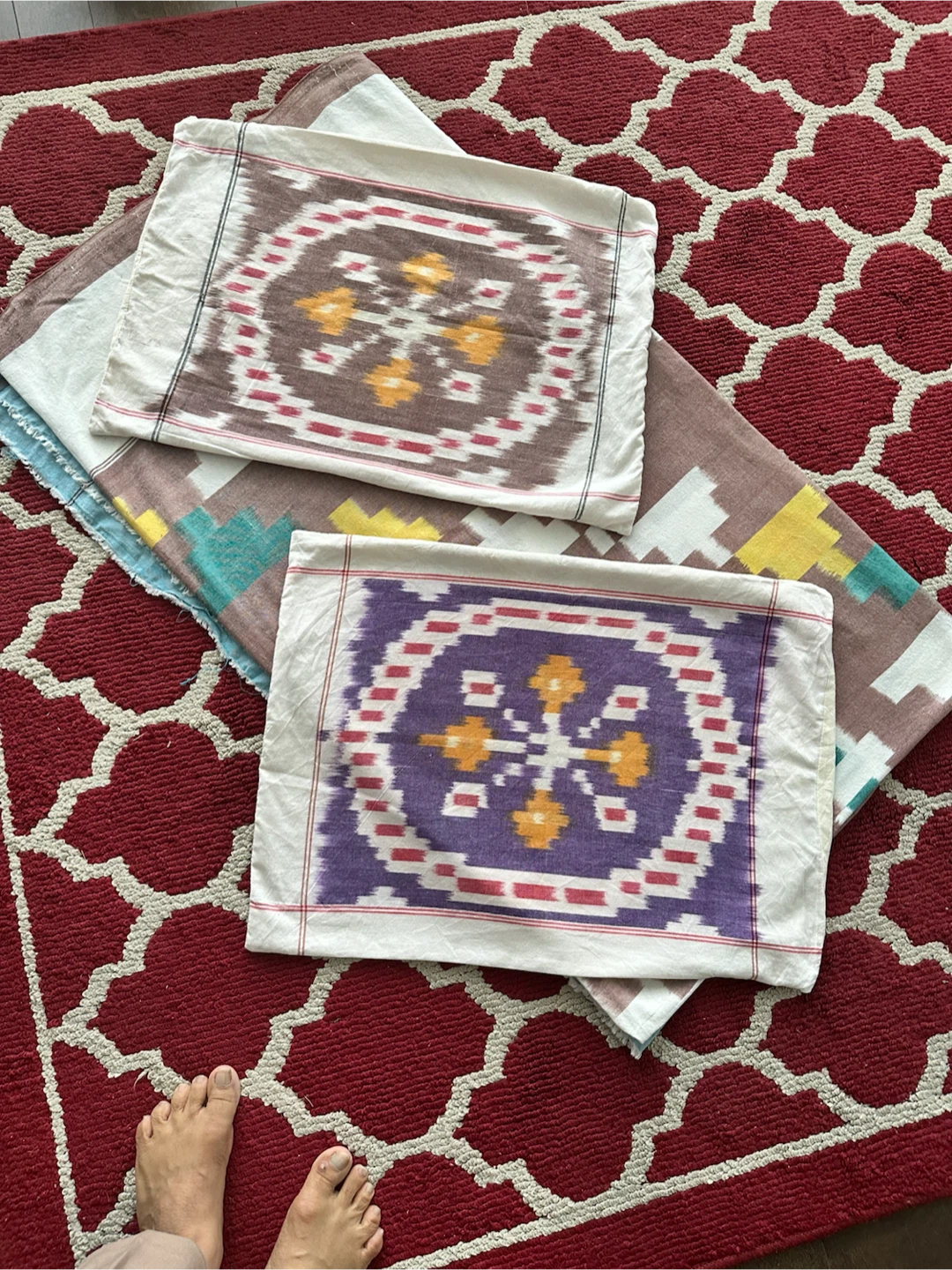 Set of one bed cover with two pillow cases in cotton ikat print - photo 3
