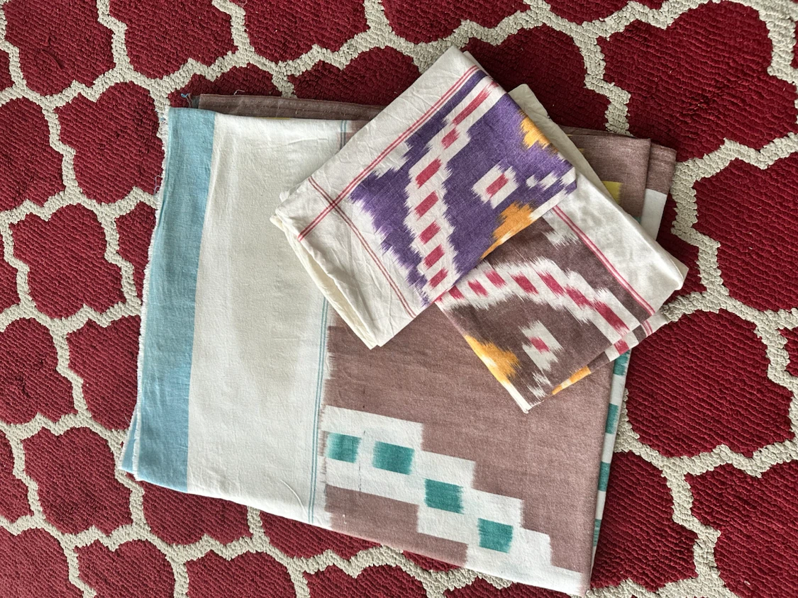 Set of one bed cover with two pillow cases in cotton ikat print - photo 4