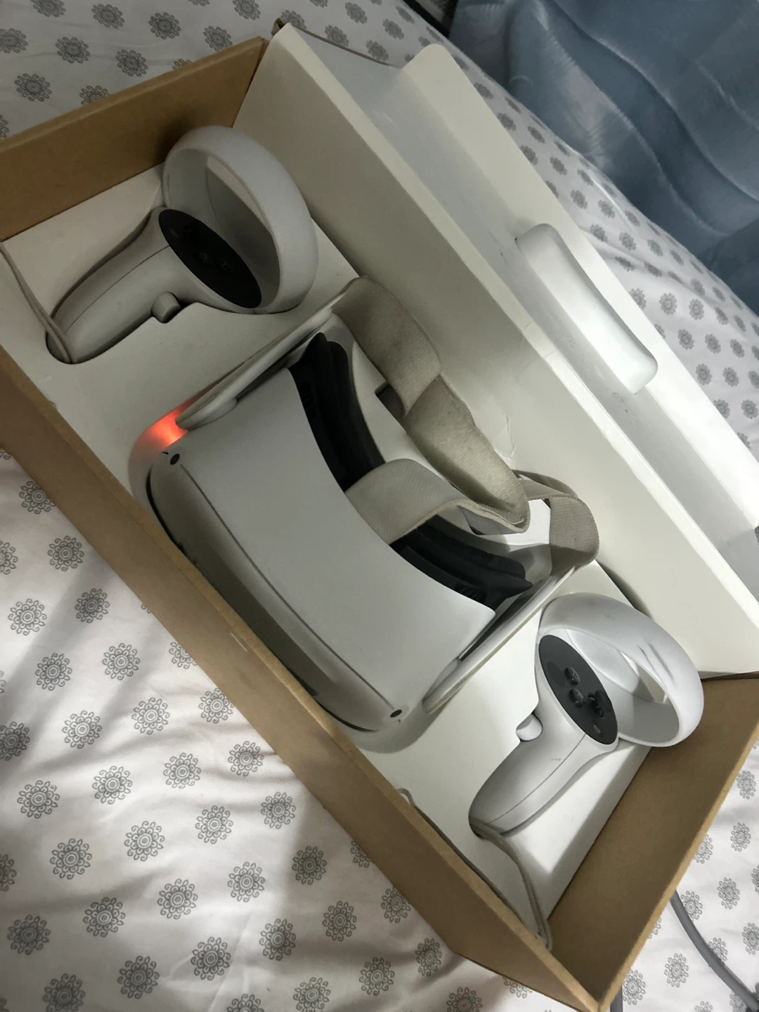 Meta Quest 2 VR Headset with Controllers - photo 2