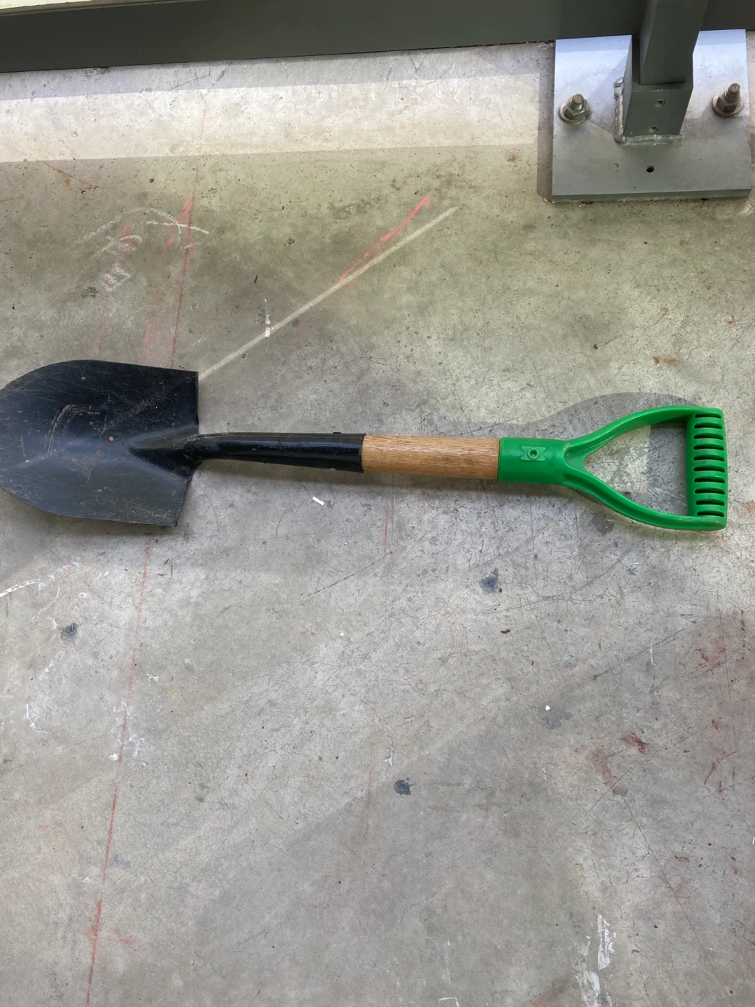 Short Handled D-Grip Garden Shovel