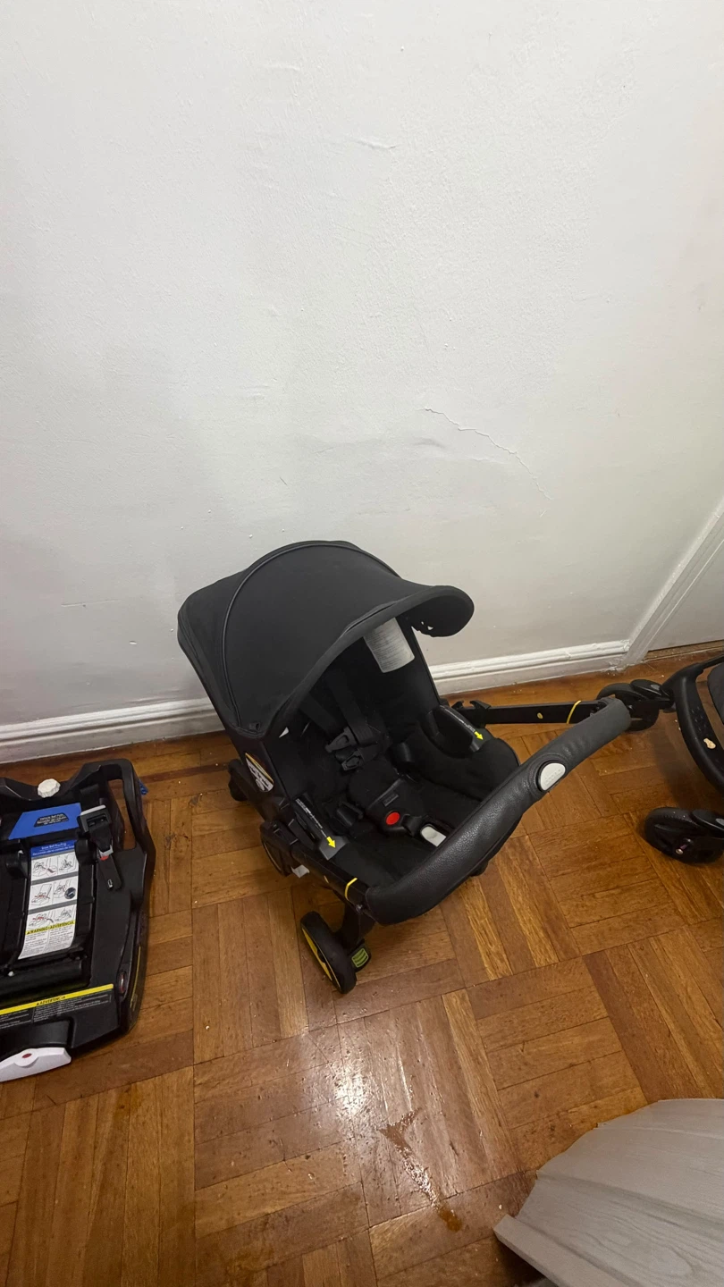 Doona Car Seat and Stroller with Base dos cover  y bulto - photo 3