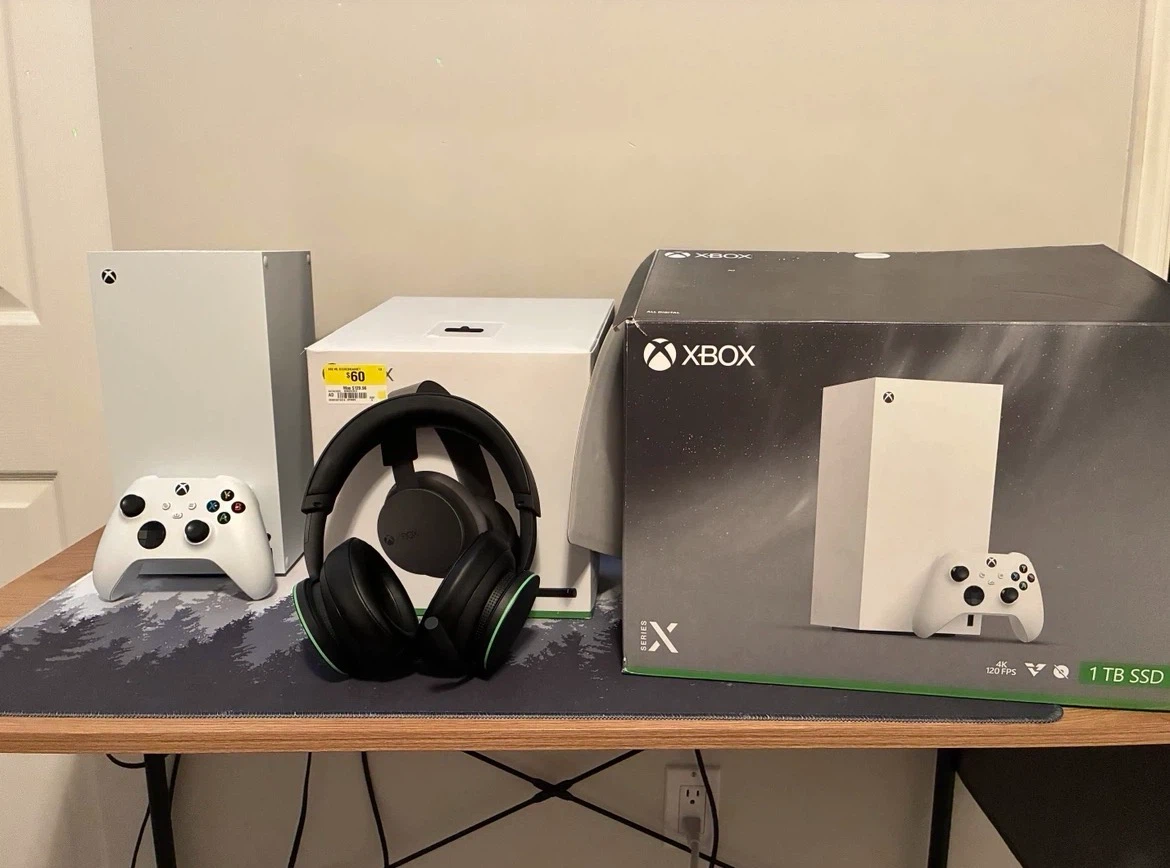 Xbox series x robot white 1TB+headset (read description)