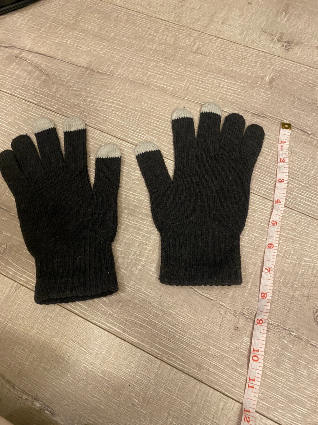 Black touch screen knit gloves