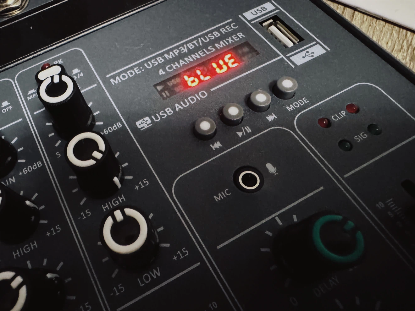 4-Channel Professional Mixing Console - photo 2