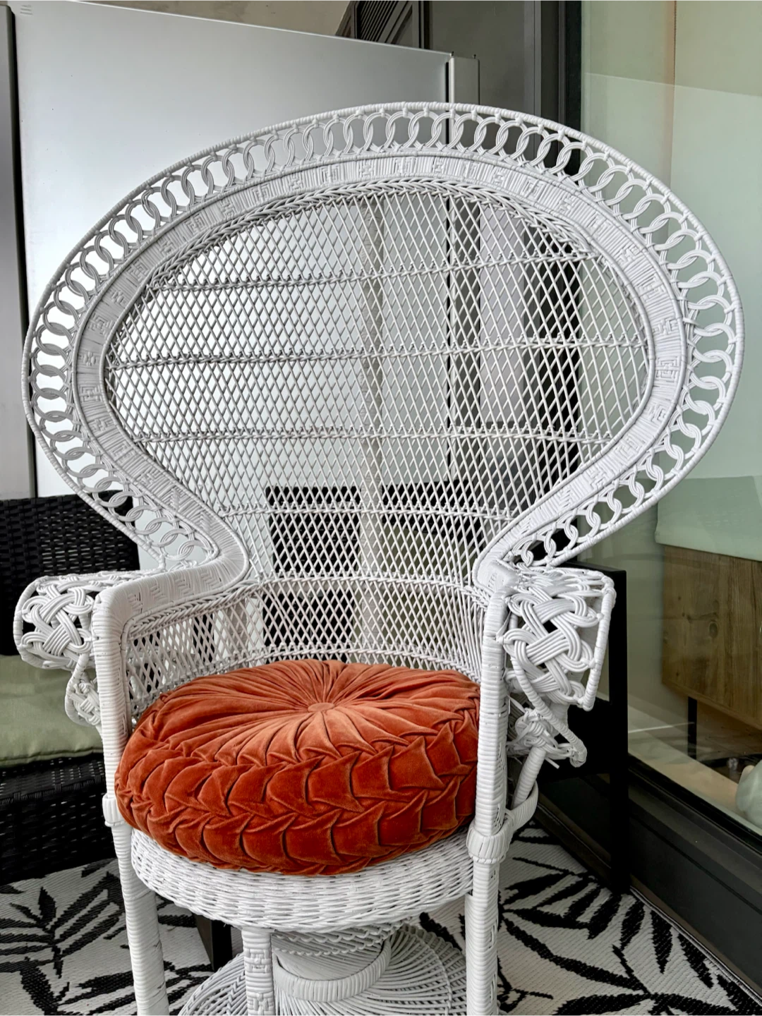 Freshly primed and painted Vintage White Peacock Wicker Chair - photo 2