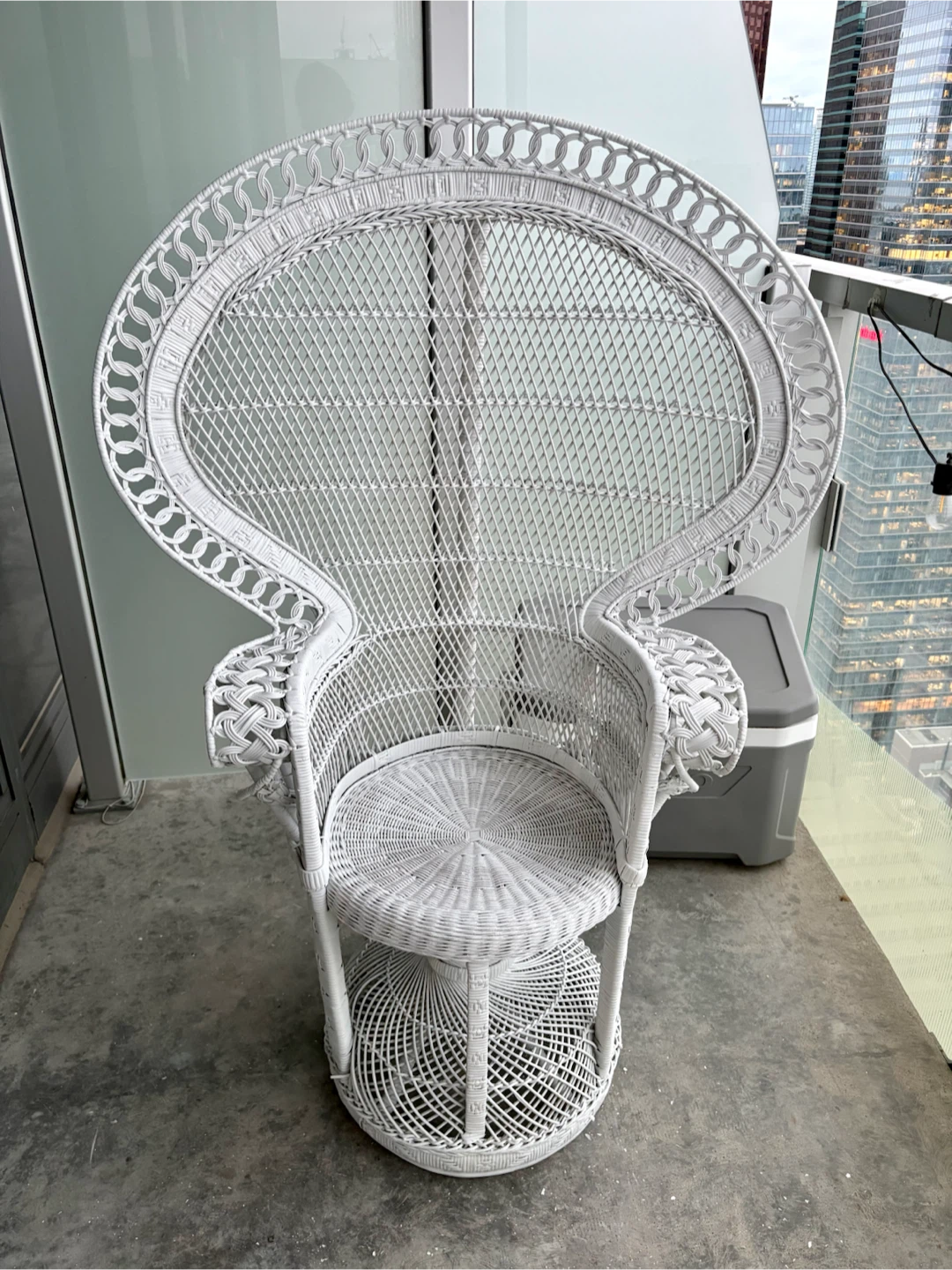Freshly primed and painted Vintage White Peacock Wicker Chair - photo 3