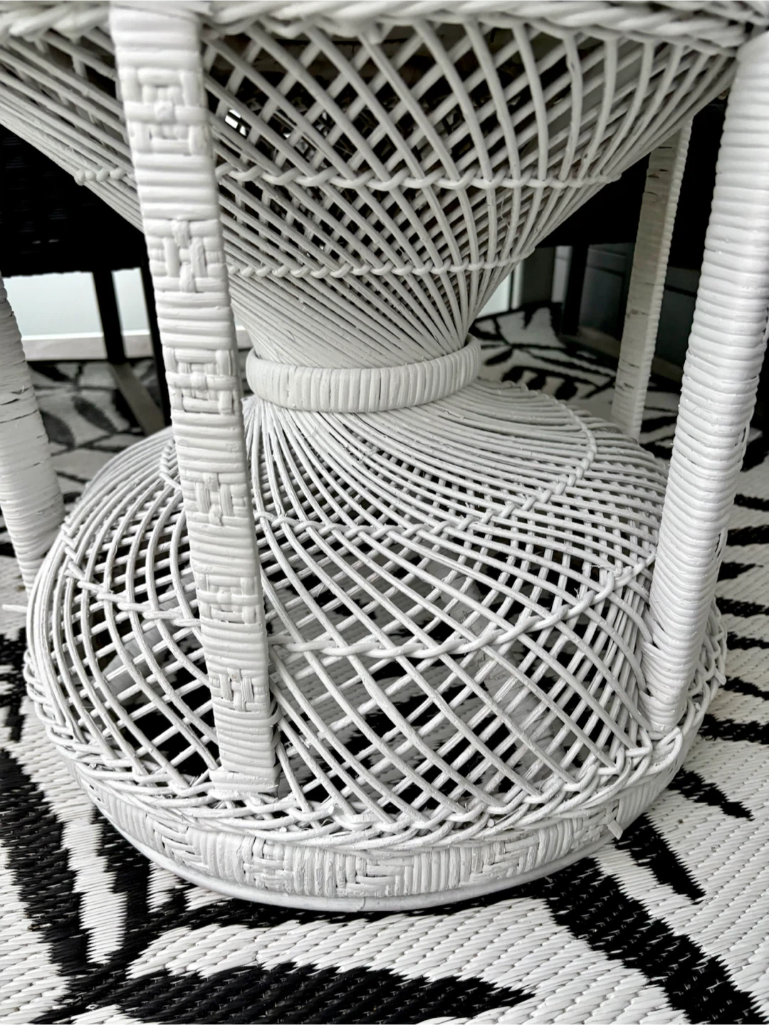 Freshly primed and painted Vintage White Peacock Wicker Chair - photo 5
