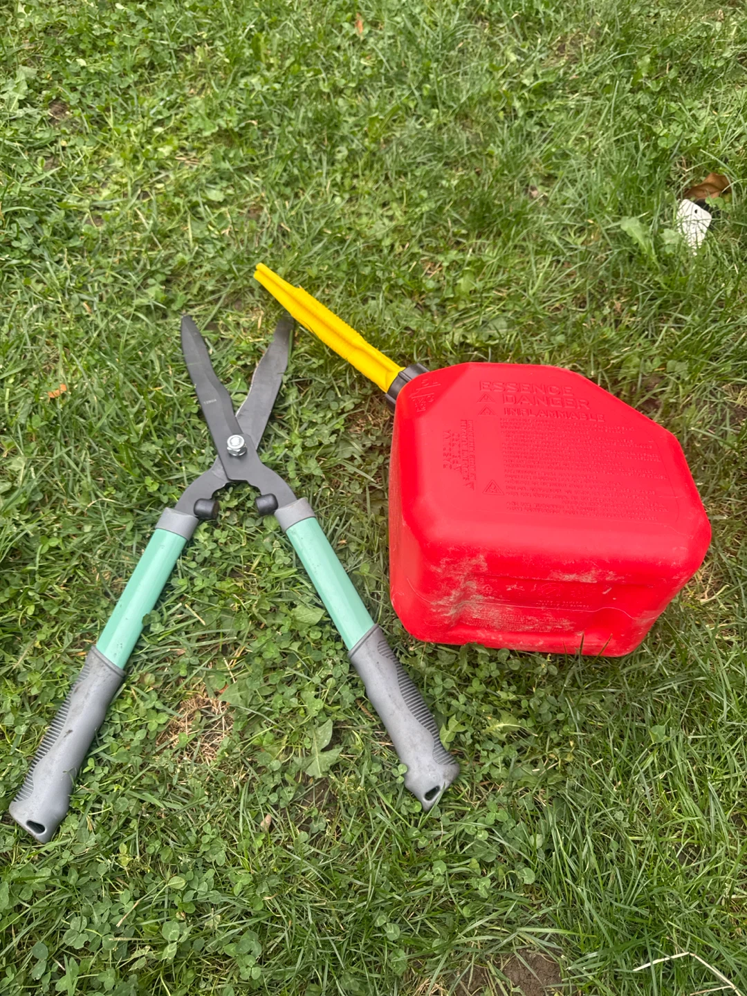 Gas can and hedge shears - photo 2